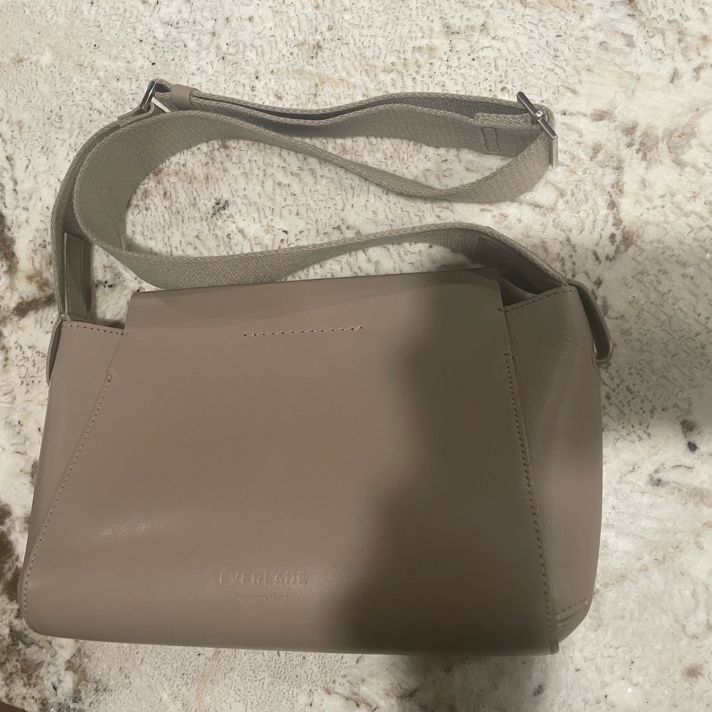 Everlane The Form Leather Crossbody Bag in Taupe